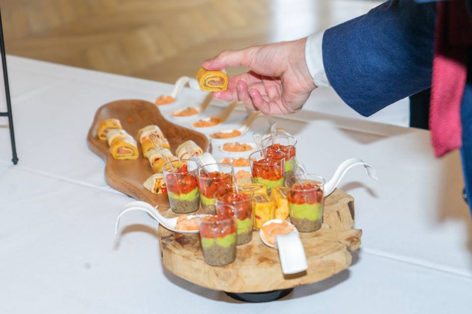 Main prenant un amuse-bouche au buffet