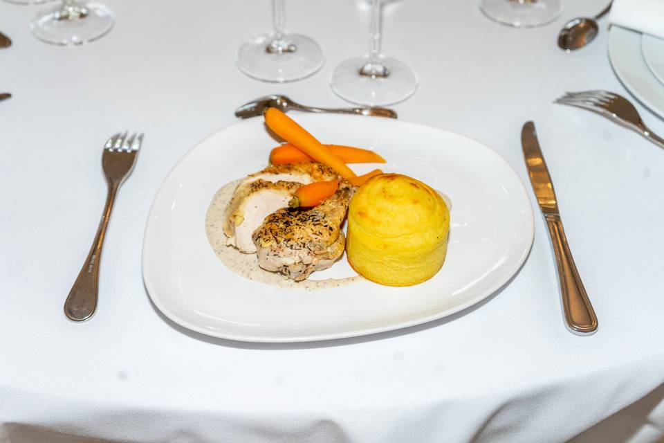 Plat de résistance avec purée et carottes