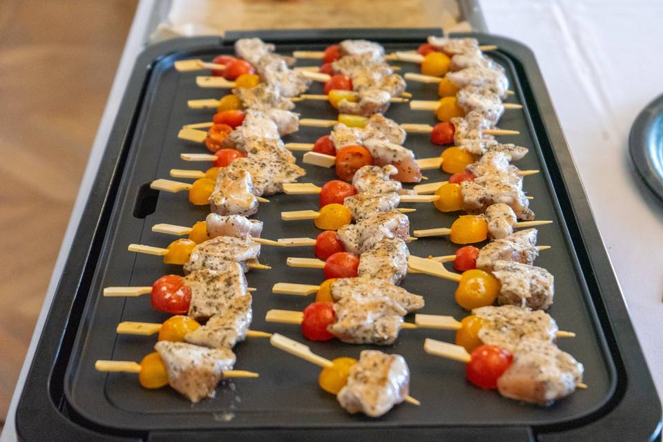 Rangées de brochettes de poulet grillées