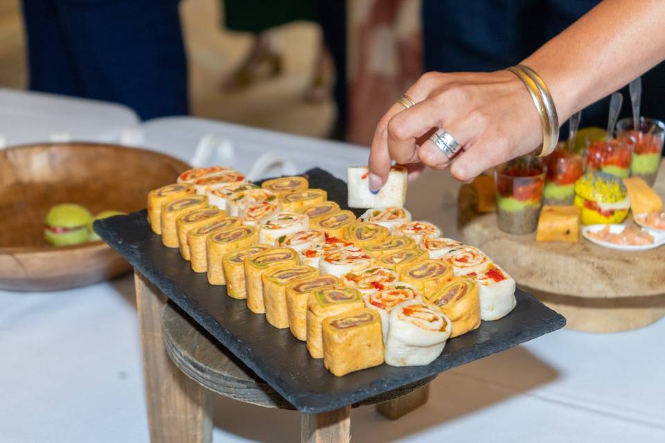 Serveur présentant un plateau de bouchées