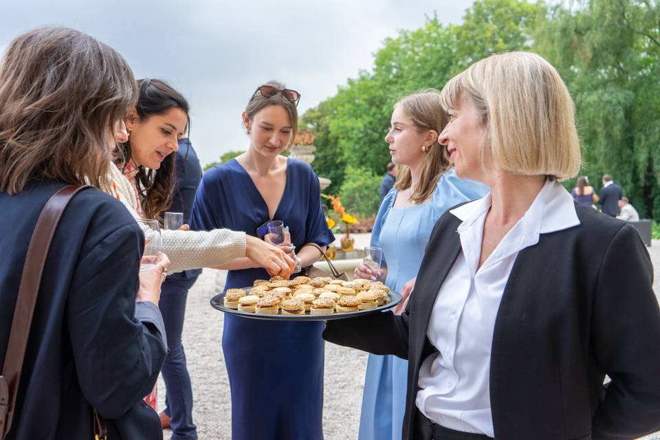 Serveur proposant des amuse-bouches aux invités