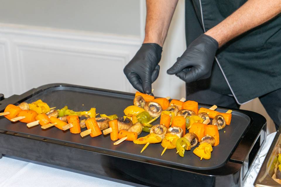 Serveur versant du champagne aux invités