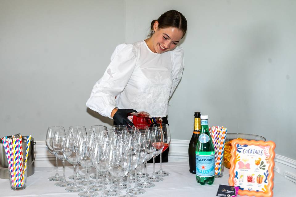 Serveuse disposant des verres sur une table