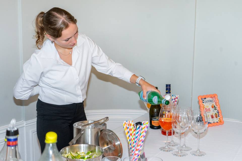 Serveuse préparant des cocktails au bar