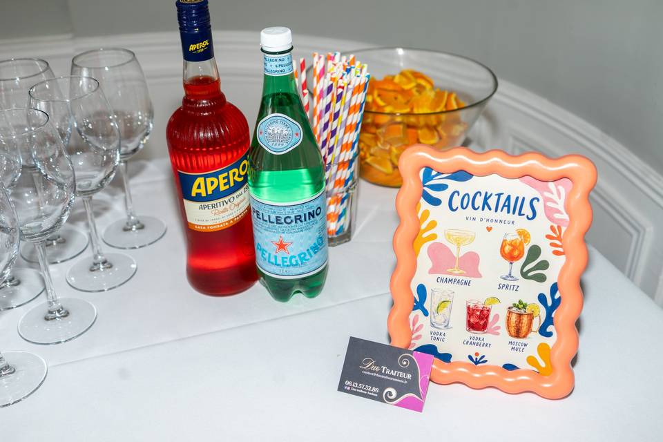 Station de boissons avec bouteilles d_Aperol