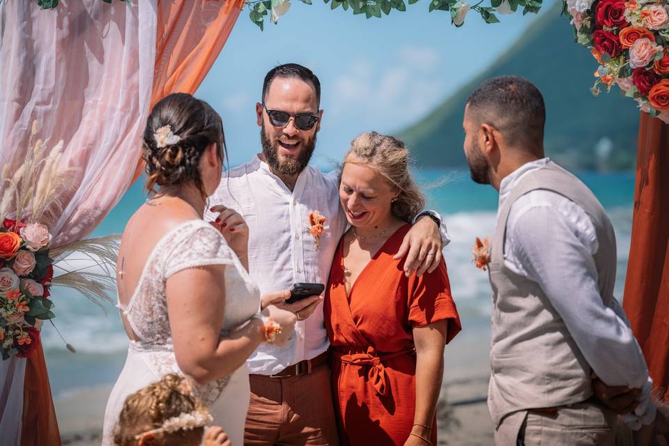 Témoins et mariés sur la plage