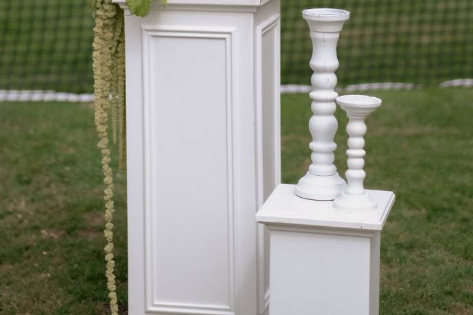 Bougeoirs en bois blanc