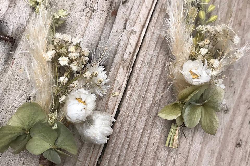 Boutonnières en fleurs séchées