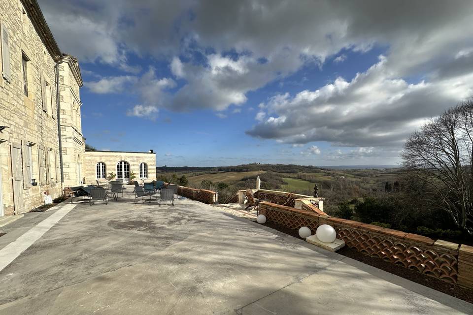 La terrasse avec l'orangerie