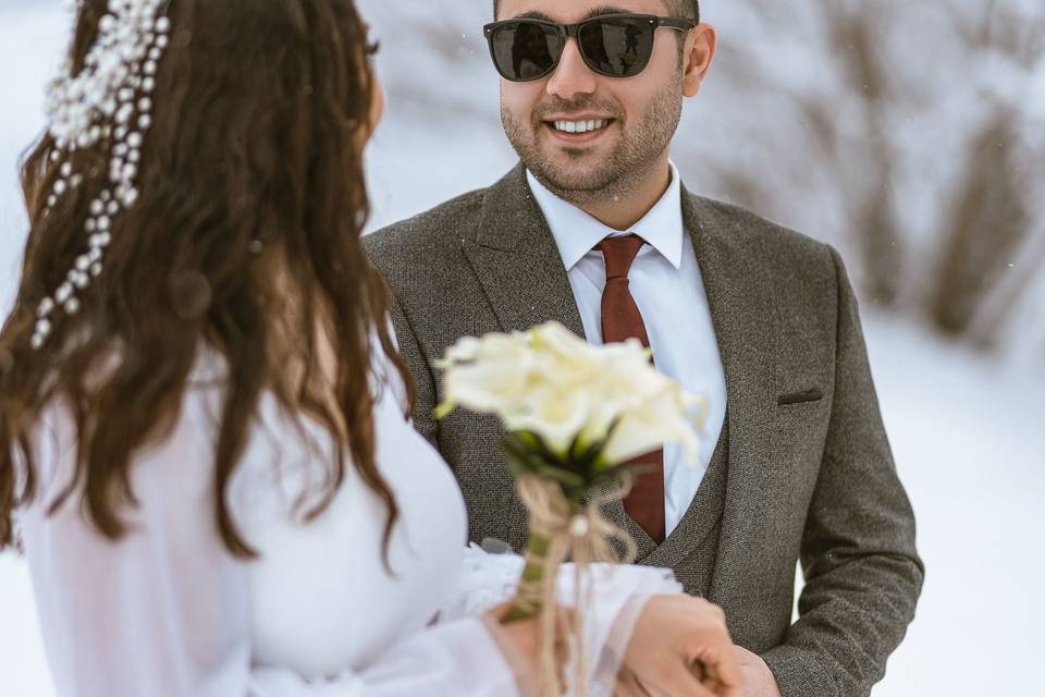 Mariés avec bouquet neige