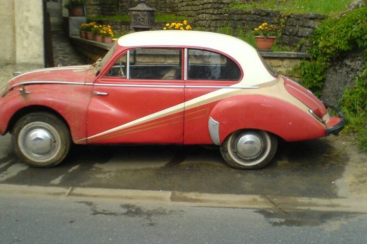 Voiture ancienne rouge