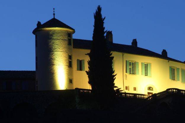 Le Chateau la nuit change de couleur