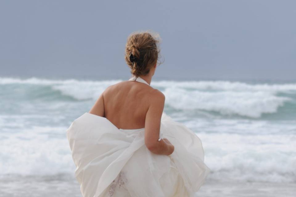 A la plage, la mariée