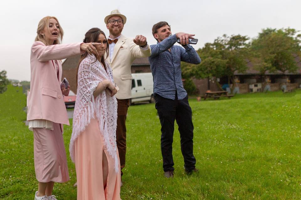 Les invités du mariage rient