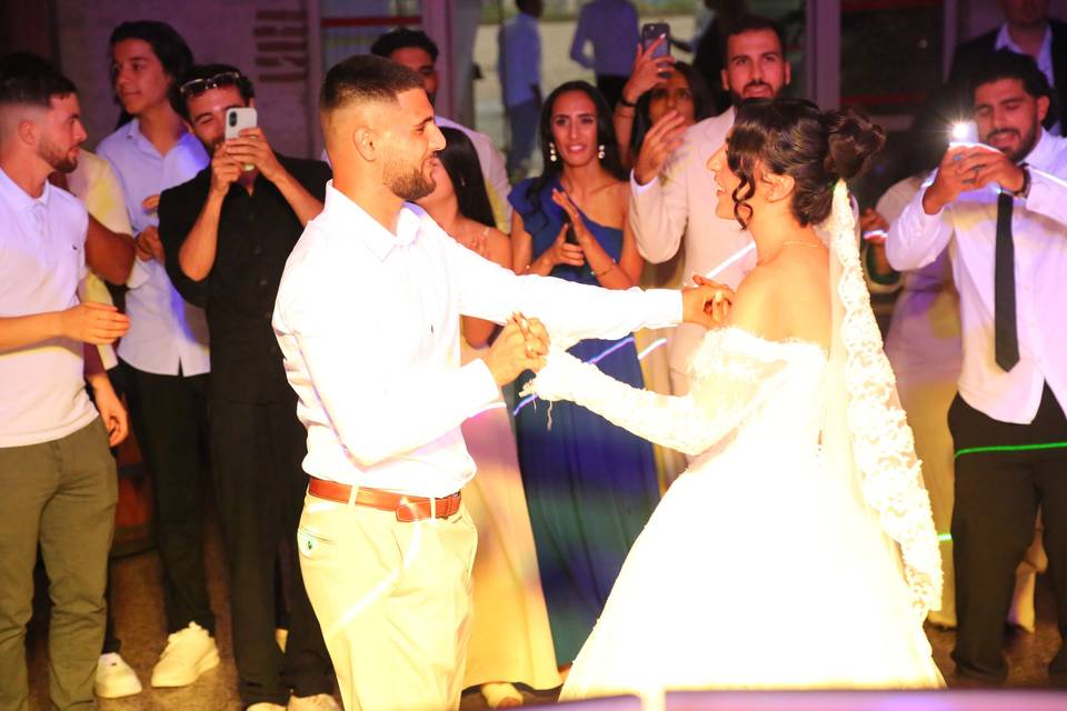 Les mariés dansent