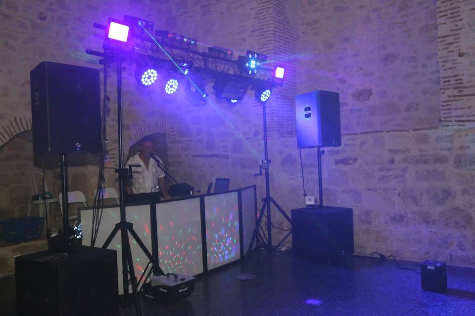 DJ est près