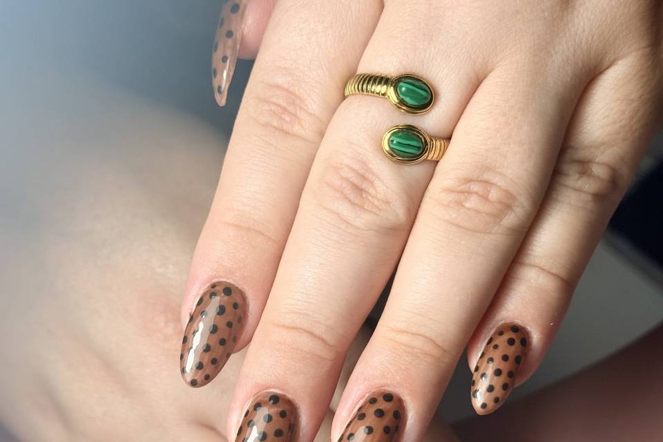 Ongle amande sur base marron