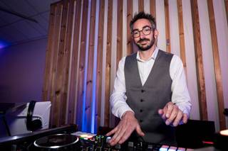 DJ Barn's