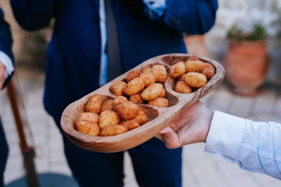 detail_canapes_frits_plateau_bois