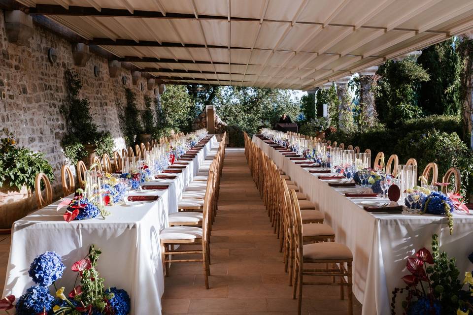 salle_mariage_table_longue_fleurs