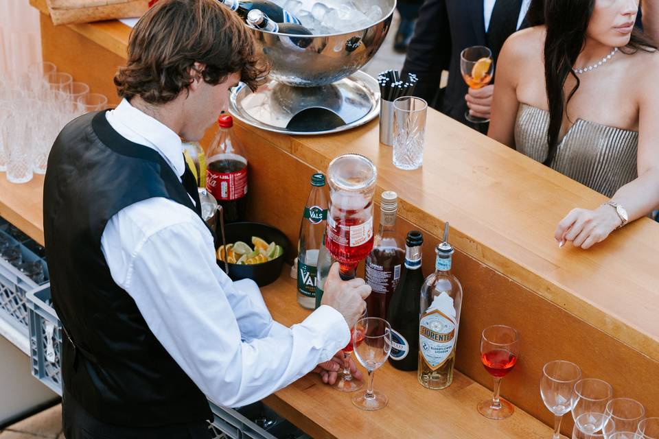 serveur_preparant_cocktail_bar