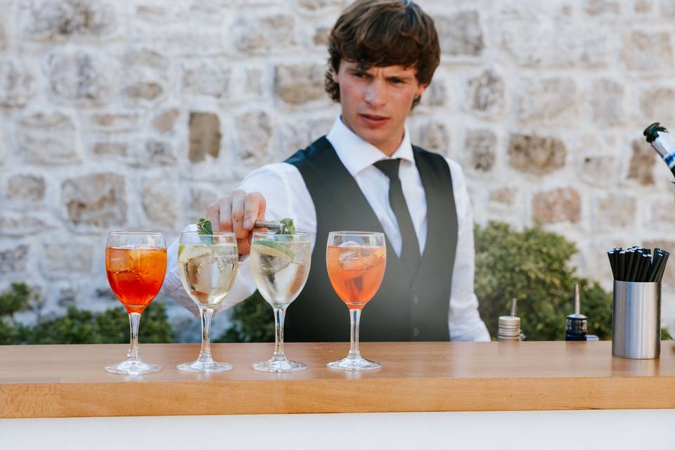 serveur_preparant_cocktails_bar