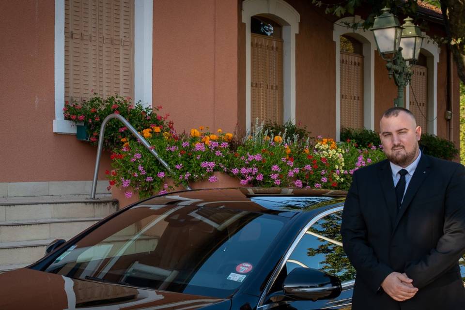 Voiture+chauffeur devant mairi