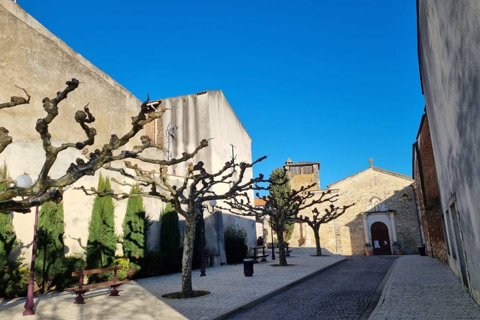 église située à côté d'abbaye