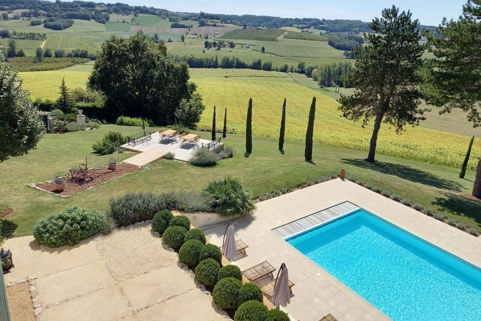 La terrasse en teck et la piscine