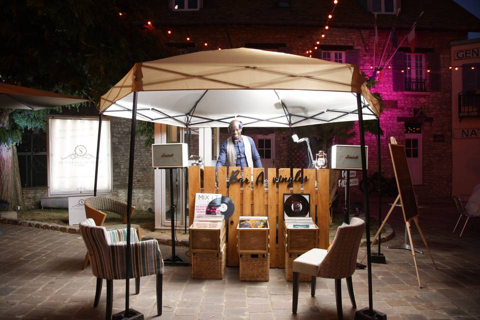 Bar vinyles exterieur nuit