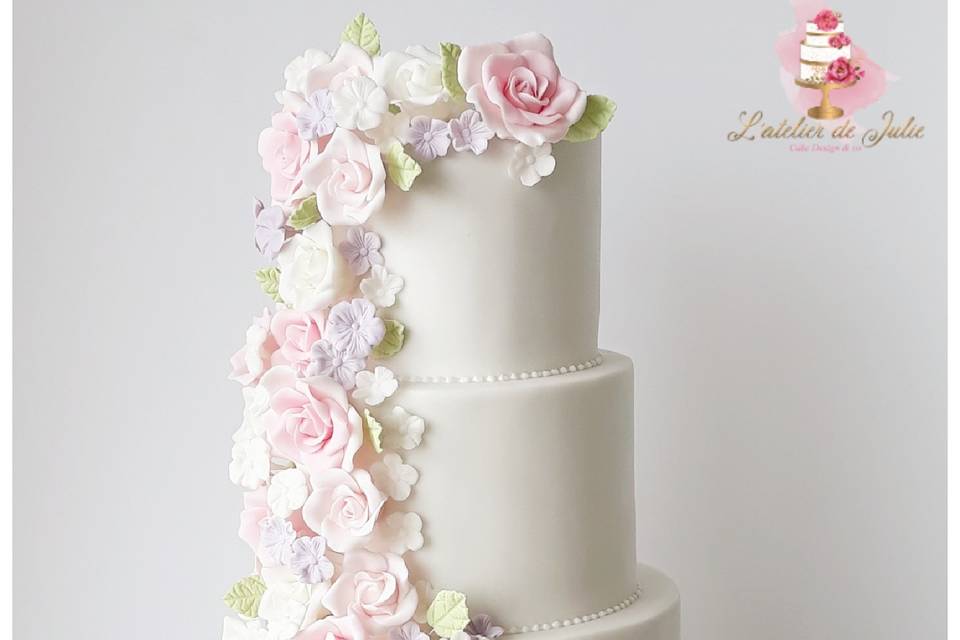 Wedding cake cascade de roses