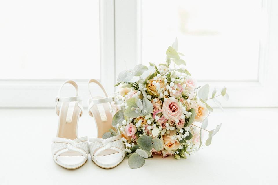Chaussures et bouquet mariée