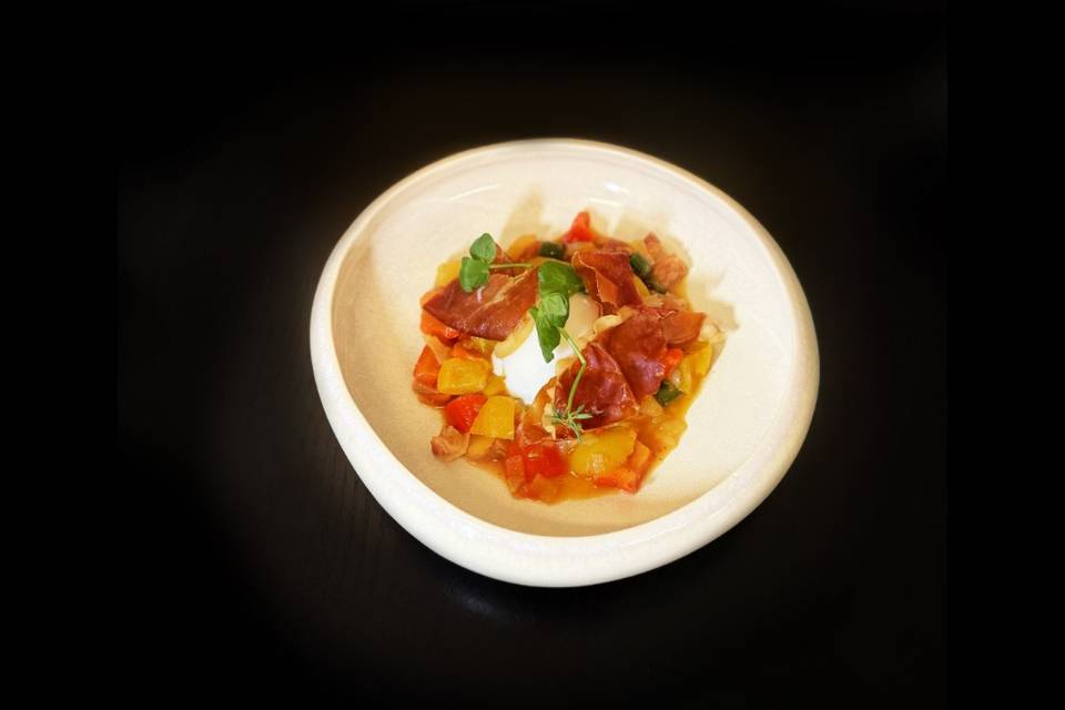Oeuf parfait, piperade & chips