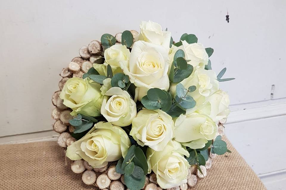 Bouquet rond blanc et bois