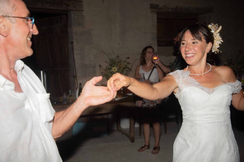 La mariée danse avec son papa