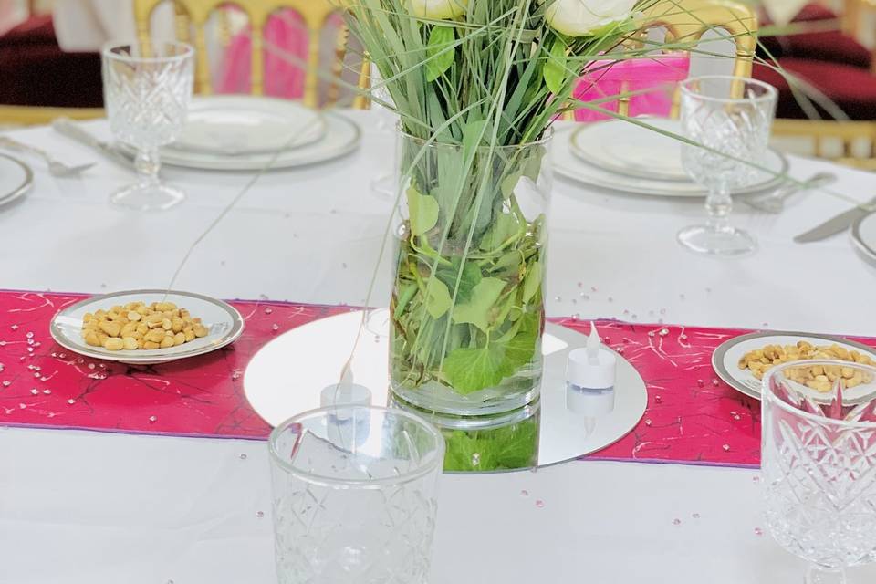 Vase fleuri, table invités