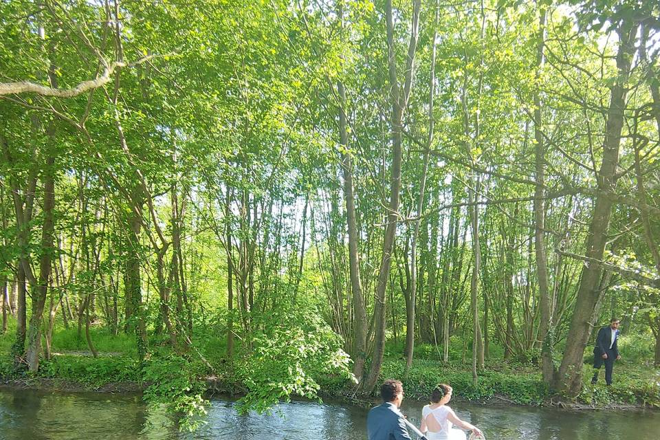 Arrivée au Moulin en barque