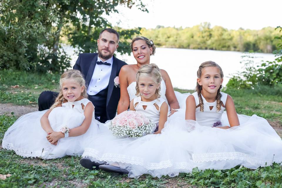 Les mariés avec leurs filles