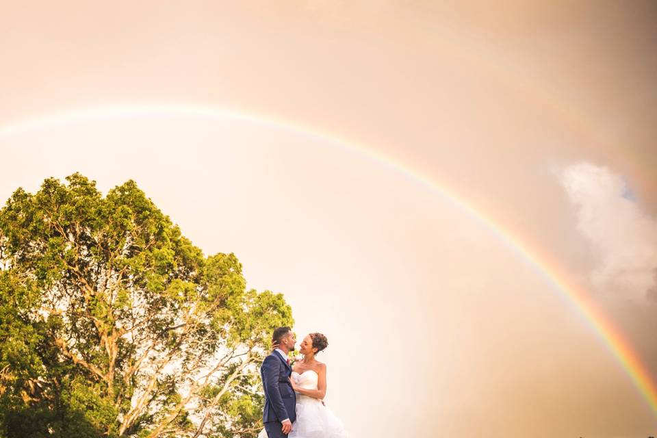 Mariés sous arc en ciel