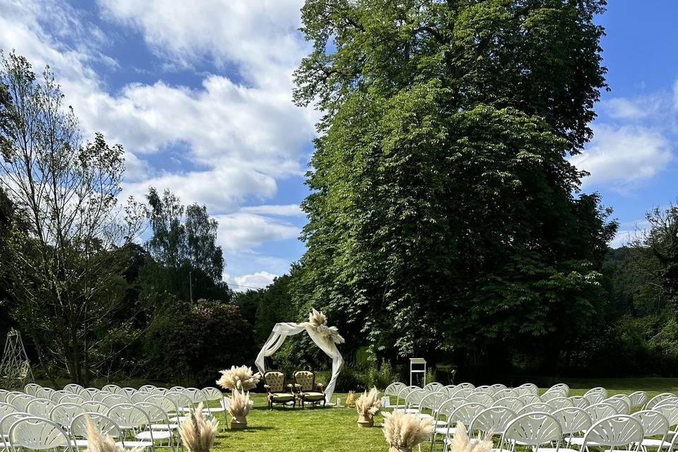 Ceremonie à coté les étangs