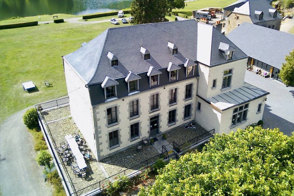 Chateau à la rivière la Meuse