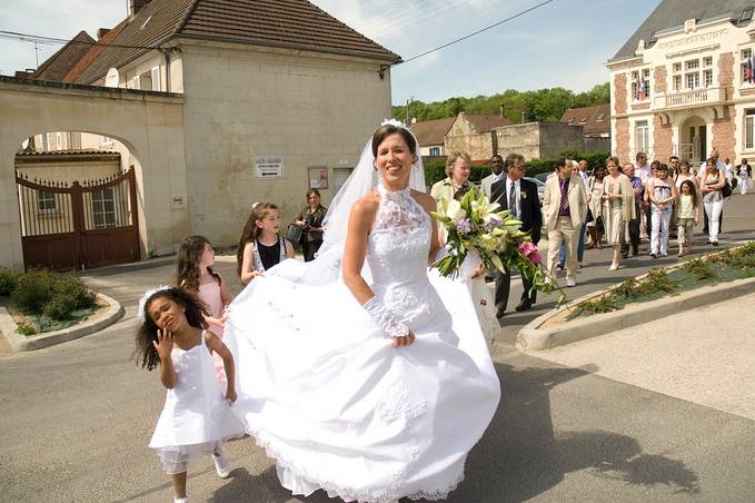 En arrivant à l'église