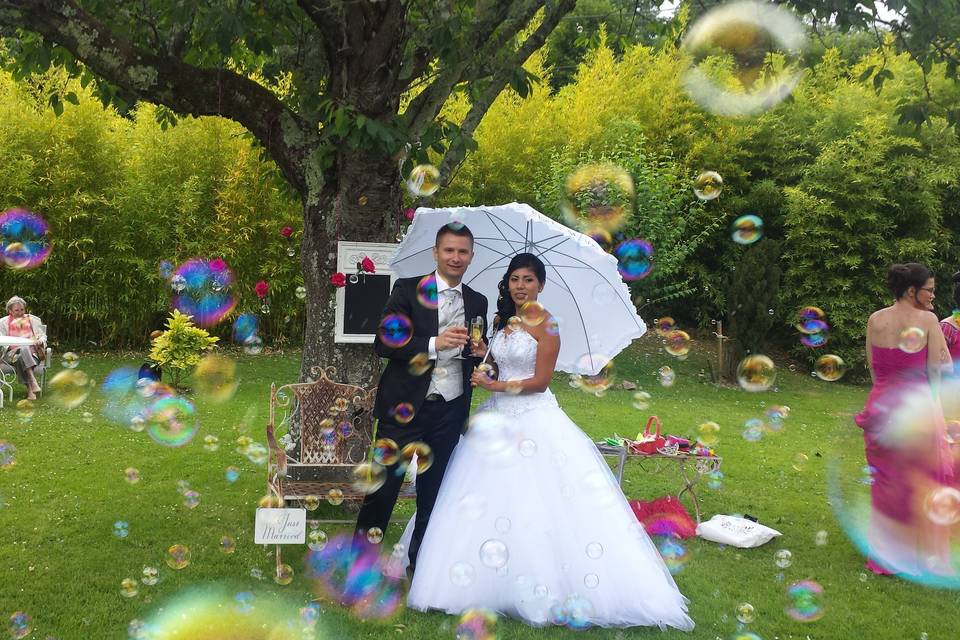Les mariés dans les bulles