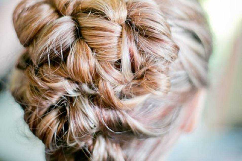 Chignon bouclé cheveux courts