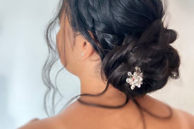 Chignon bas avec une tresse