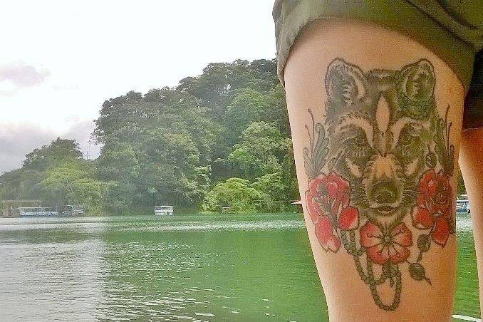 Un tatouage de loup très fémin