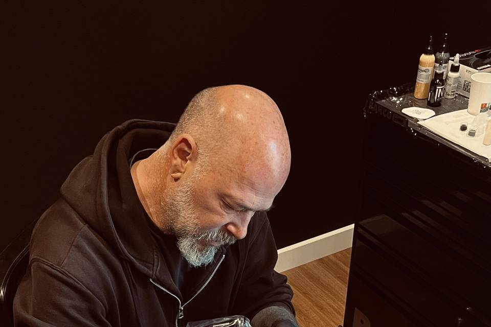 Le tatoueur au travail