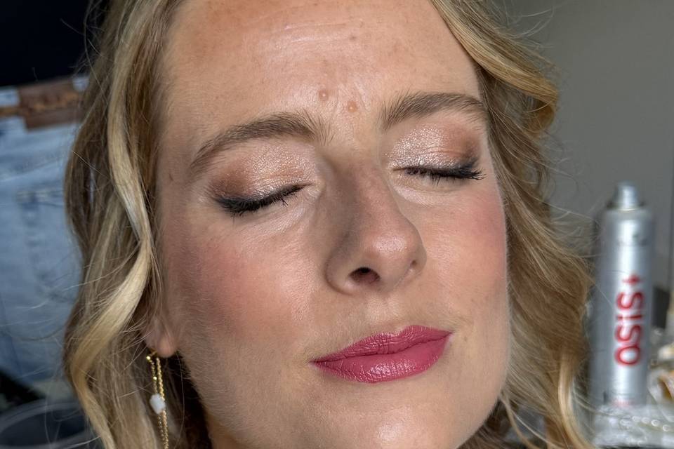 Mariée mise en beauté 2025
