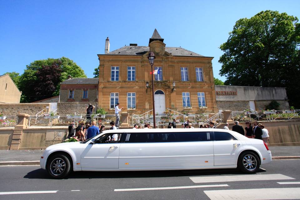 Limousine devant la mairie