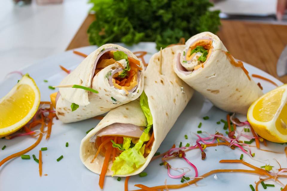 Wrap de dinde aux crudités.